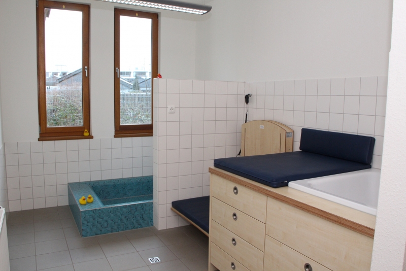 Wickelraum mit Hubwickeltisch und Wassererlebnisecke