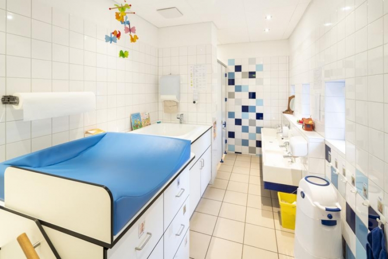 Sanitärraum mit Wickelbereich